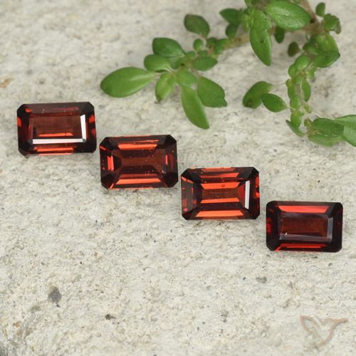 2.61ctw Naturale Rosso scuro Granato Piropo, Taglio smeraldo, VS