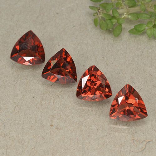 3.43ctw Naturale Ribes Rosso Granato Piropo, Taglio trillion, VVS-VS