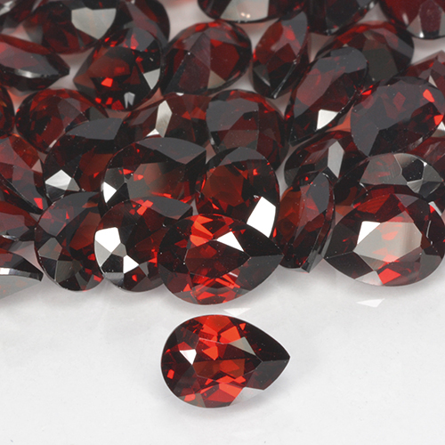 Granato Piropo Rosso Sangue Profondo naturale da 0.86 ct, Forma a pera, VVS