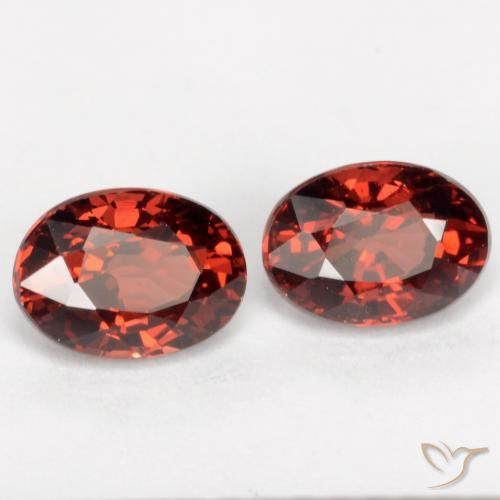 Gemme di Granato Piropo Rosso scarlatto profondo naturale da 2.52 ct, Taglio ovale, VVS-VS