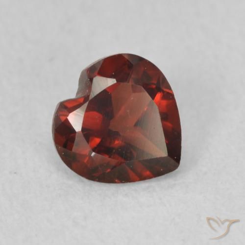 Granato Piropo Rosso scuro naturale da 0.66 ct, Cuore, VVS