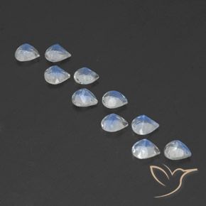Gemme di Pietra di luna arcobaleno Bianco bluastro naturale da 3.31 ct, Forma a pera, Trasparente