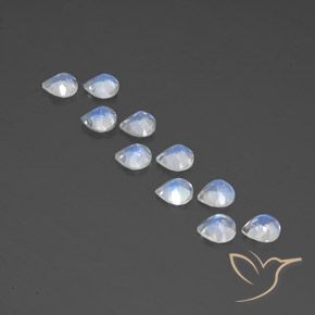 Gemme di Pietra di luna arcobaleno Bianco bluastro naturale da 3.78 ct, Forma a pera, Trasparente