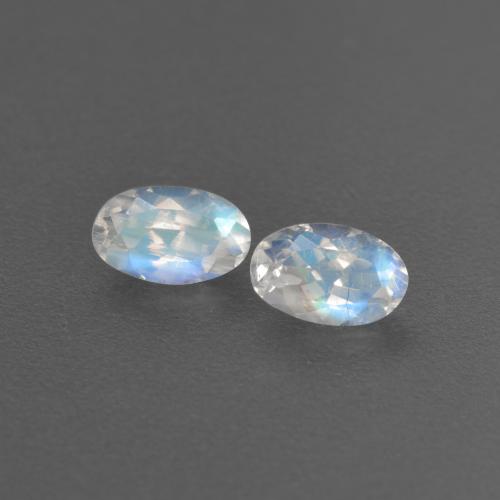 Gemme di Pietra di luna arcobaleno Bianco bluastro naturale da 0.58 ct, Taglio ovale, Trasparente