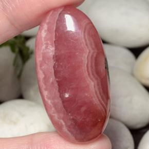 Rodocrosite naturale multicolore da 63,40 ct, taglio ovale, traslucido