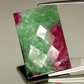 Rubino-zoisite naturale multicolore da 42,79 ct, baguette, opaco