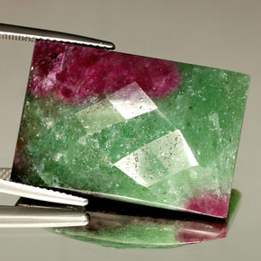 Rubino-zoisite naturale multicolore da 42,79 ct, baguette, opaco