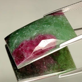 Rubino-zoisite naturale multicolore da 42,79 ct, baguette, opaco