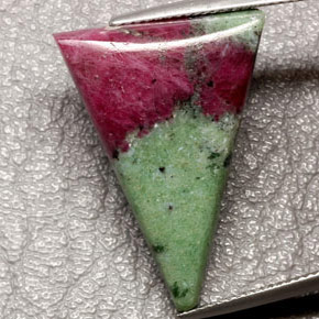 Rubino-zoisite naturale multicolore da 25,24 ct, trillion, opaco