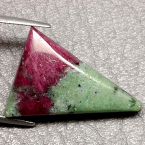 Rubino-zoisite naturale multicolore da 25,24 ct, trillion, opaco