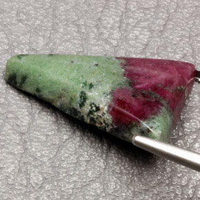 Rubino-zoisite naturale multicolore da 25,24 ct, trillion, opaco