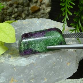 Rubino-zoisite naturale multicolore da 25,75 ct, taglio smeraldo, opaco
