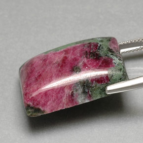 Rubino-zoisite naturale multicolore da 46,78 ct, baguette, opaco