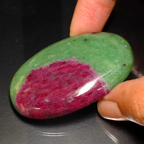 Rubino-zoisite naturale multicolore da 168,75 ct, taglio ovale, opaco