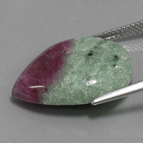 Rubino-zoisite naturale multicolore da 15,70 ct, taglio a pera, opaco