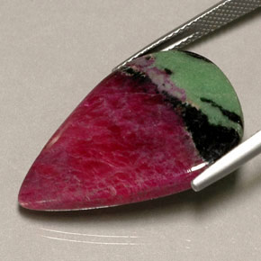 Rubino-zoisite naturale multicolore da 23,73 ct, taglio a pera, opaco