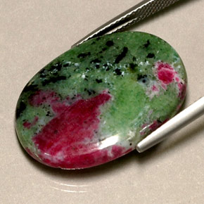 Rubino-zoisite naturale multicolore da 21,97 ct, taglio ovale, opaco