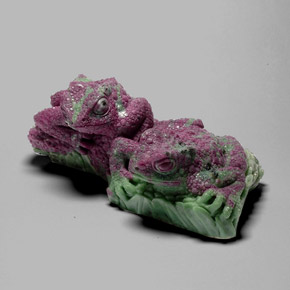 Rubino-zoisite naturale multicolore da 1566,63 ct, forma fantasia, opaco
