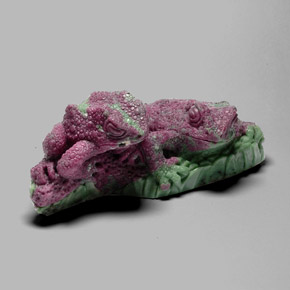 Rubino-zoisite naturale multicolore da 1566,63 ct, forma fantasia, opaco