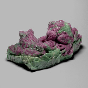 Rubino-zoisite naturale multicolore da 1566,63 ct, forma fantasia, opaco