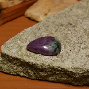 Rubino-zoisite naturale multicolore da 8,53 ct, taglio a pera, opaco