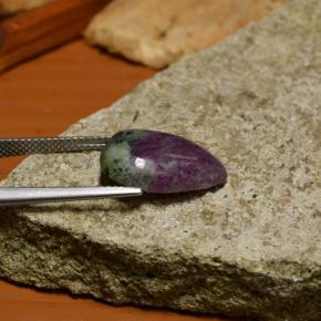 Rubino-zoisite naturale multicolore da 8,53 ct, taglio a pera, opaco