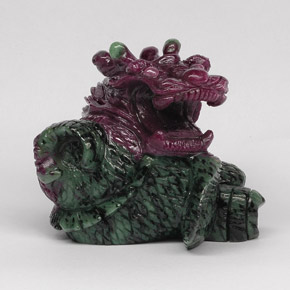 Rubino-zoisite naturale multicolore da 1207,71 ct, forma fantasia, opaco