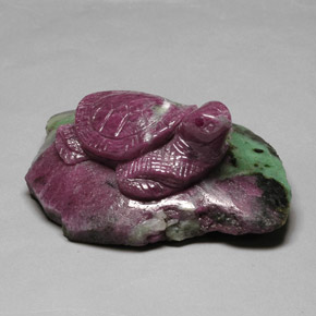 Rubino-zoisite naturale multicolore da 592,90 ct, forma fantasia, opaco