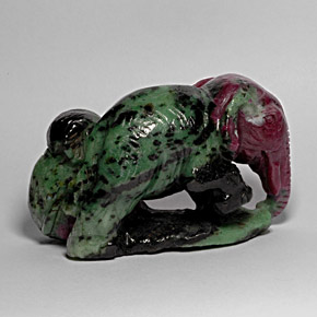 Rubino-zoisite naturale multicolore da 811,73 ct, forma fantasia, opaco