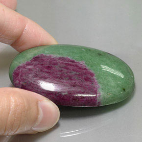 Rubino-zoisite naturale multicolore da 168,20 ct, taglio ovale, opaco