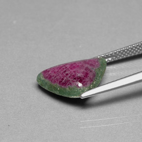 Rubino-zoisite naturale multicolore da 5,18 ct, trillion, opaco