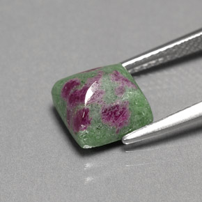 Rubino-zoisite naturale multicolore da 4,04 ct, quadrato, opaco