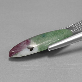 Rubino-zoisite naturale multicolore da 8,33 ct, marchesa, opaco