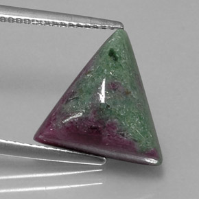 Rubino-zoisite naturale multicolore da 8,77 ct, trillion, opaco