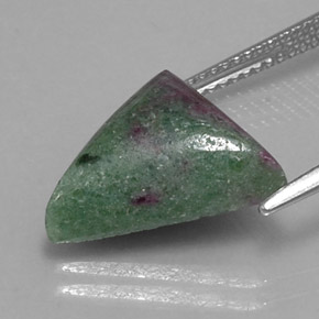 Rubino-zoisite naturale multicolore da 8,77 ct, trillion, opaco