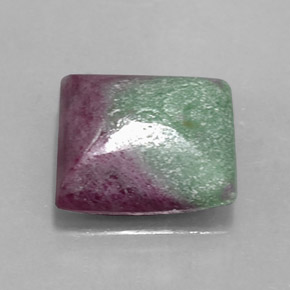 Rubino-zoisite naturale multicolore da 5,70 ct, quadrato, opaco