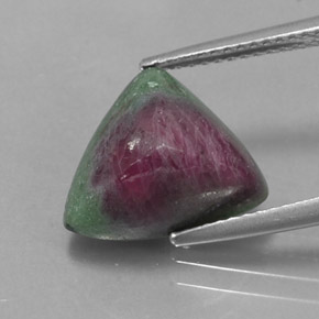 Rubino-zoisite naturale multicolore da 7,42 ct, trillion, opaco