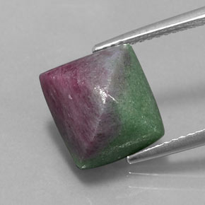 Rubino-zoisite naturale multicolore da 8,46 ct, quadrato, opaco