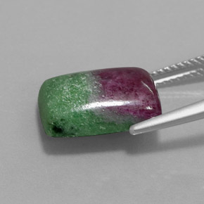 Rubino-Zoisite Multicolore naturale da 9.78 ct, Taglio a baguette, Opaco