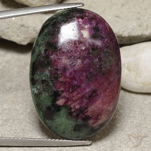 46.96ct Naturale Multicolore Rubino-Zoisite, Ovale, Opaco