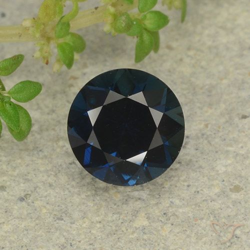 Zaffiro Blu nerastro naturale da 0.63 ct, Rotondo, VVS-VS