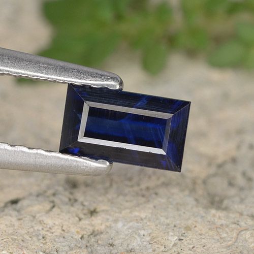 0.68ct Naturale Blu navy Zaffiro, Taglio a baguette, VS