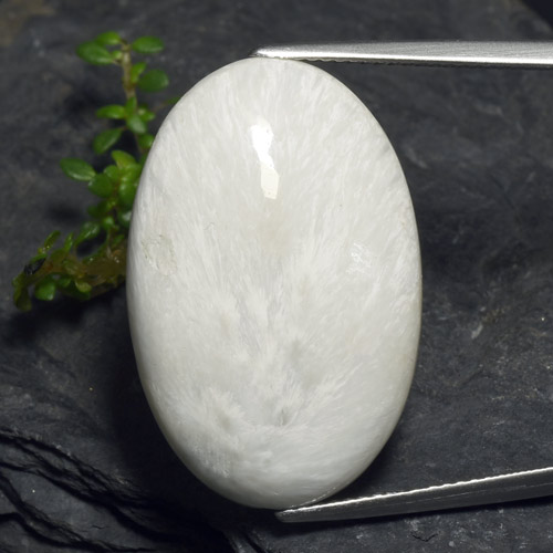 Scolecite bianco grigiastro chiaro naturale da 15,77 ct, taglio ovale, opaco