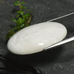 Scolecite bianco grigiastro chiaro naturale da 15,77 ct, taglio ovale, opaco