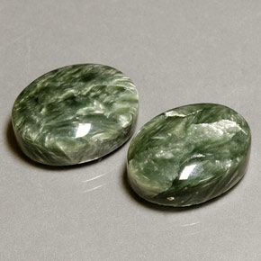 Serafinite naturale verde da  ct, taglio ovale, opaco