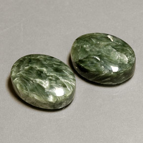 Serafinite naturale verde da  ct, taglio ovale, opaco
