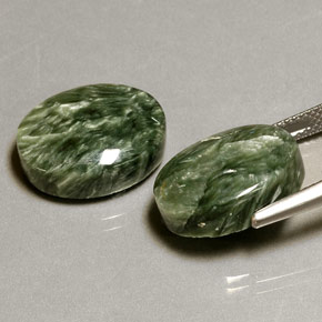 Serafinite naturale verde da  ct, taglio ovale, opaco
