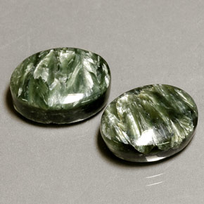 Serafinite naturale verde da  ct, taglio ovale, opaco