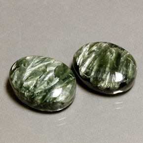 Serafinite naturale verde da  ct, taglio ovale, opaco