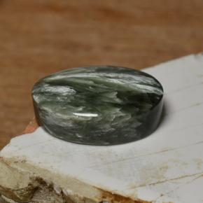 Serafinito Verde naturale da 8.90 ct, Taglio ovale, Opaco